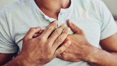 Osteokondrosi torazikoaren sintometako bat bularrean dagoen mina da